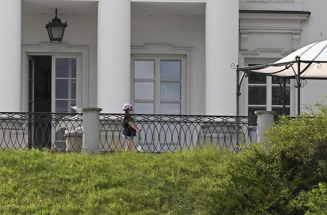 Rodzina Nawrockich przejęła Belweder: Kasia w kasku na hulajnodze, teściowe na balkonie