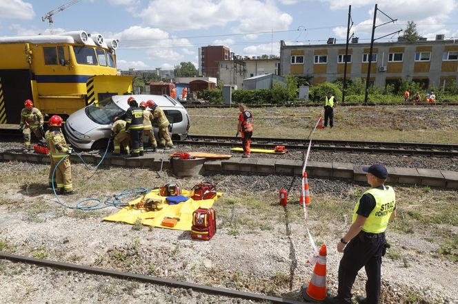 Kontrolowane zderzenie pociągu z osobówką
