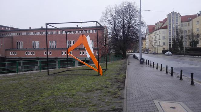 Gigantyczny wieszak w centrum Wrocławia