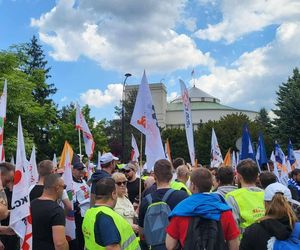 Protest hutników w Warszawie. Idą od Sejmu do Kancelarii Premiera