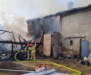 Ogromny pożar w Racławicach Śląskich. Ogniem objęty był budynek gospodarczy. W akcji 12 zastępów strażaków