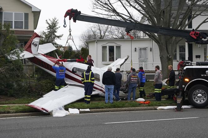 Samolot rozbił się na podjeździe
