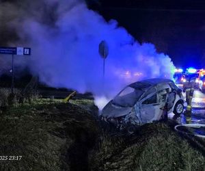 Na DK 63 auto stanęło w płomieniach po zderzeniu z innym samochodem