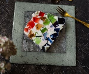 Śmietanowiec z galaretkami: przepis na ciasto na zimno