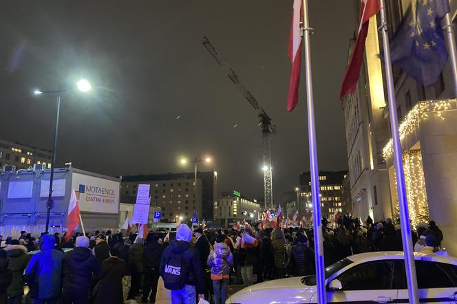 Przed siedzibą TVP odbył się protest. Uczestnicy skandowali Wolne media!