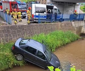 Skoda zanurkowała w Wątoku. Utrudnienia na ważnej trasie wylotowej z Tarnowa