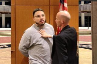 Bijatyka na sali sądowej! Ojczym 31-latki dopadł jej zabójcę