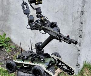 Robot PIAP Gryf uzbrojony w strzelbę