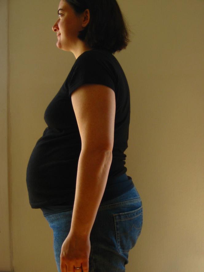 Kobieta w 29 tygodniu ciąży - brzuch