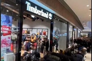 Król „pełzaków” na czele swojej armii. Nowe szalone wideo podbija internet, ludziom opadają ręce