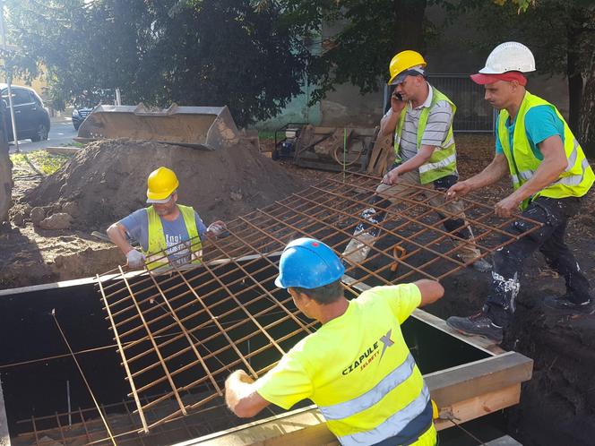 ​Przygotowują fundamenty pod nowy pomnik w Lesznie. Zobacz, jak będzie wyglądał