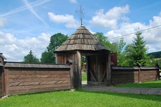 Ta wieś jest ozdobą Małopolski. Znajduje się w niej najpiękniejsza łemkowska cerkiew