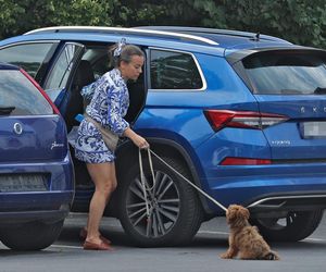 Anna Mucha nawadnia psa