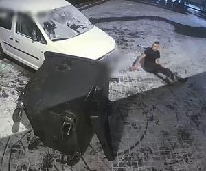 Demolował samochód bez opamiętania. Policja opublikowała szokujące nagranie. Mężczyzna poszukiwany