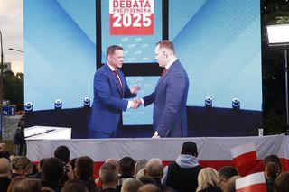 Tłumy pod siedzibą TVP. Debatę Trzaskowski–Nawrocki oglądają na telebimie