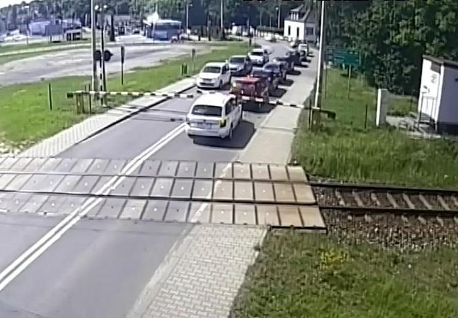 Kierowca auta utknął między zaporami w Wodzisławiu Śląskim