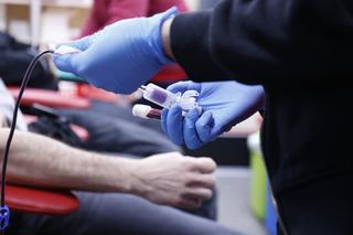 Akcja krwiodawstwa przed komendą wojewódzką. Policjanci oddali blisko 10 litrów krwi! 