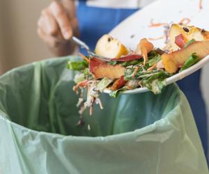 Zapach kosza na śmieci cię dobija? Zastosuj ten trik i pożegnaj brzydkie wonie na zawsze