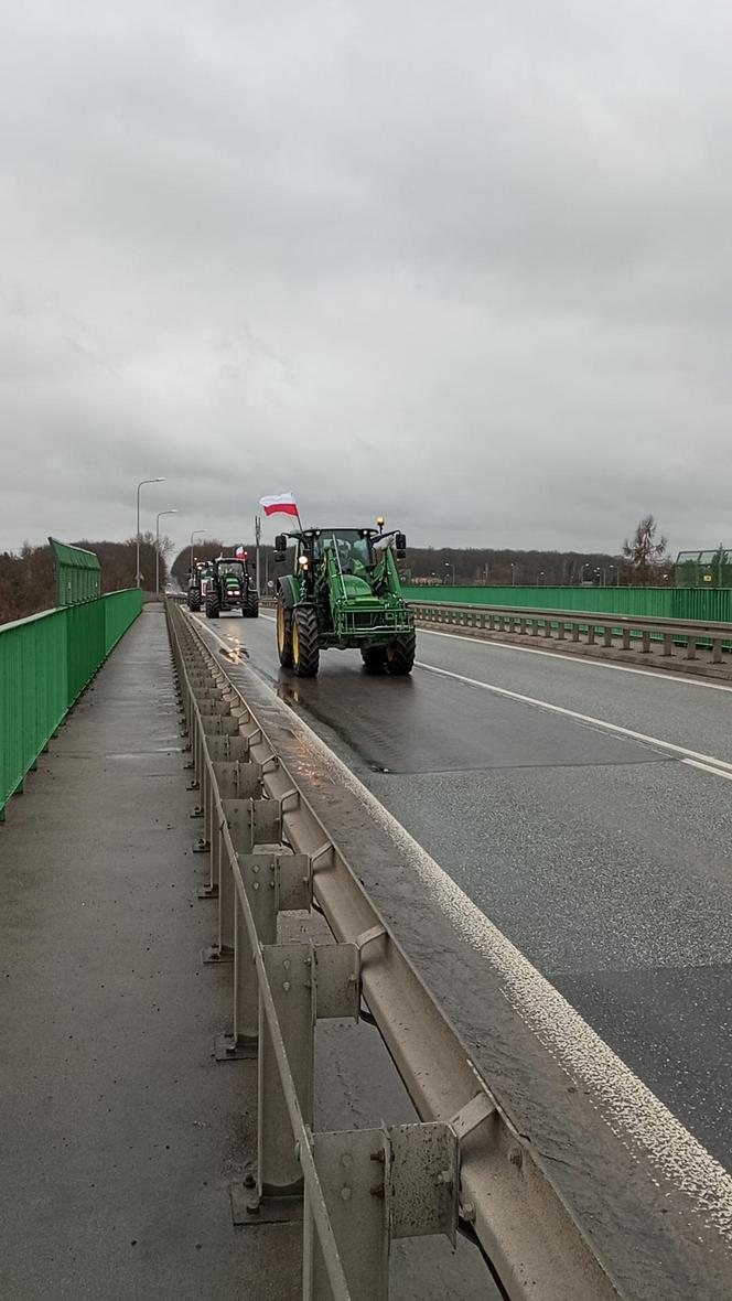 Trwa protest rolników w woj. lubelskim. Blokady są w wielu miejscach w regionie [DUŻO ZDJĘĆ]