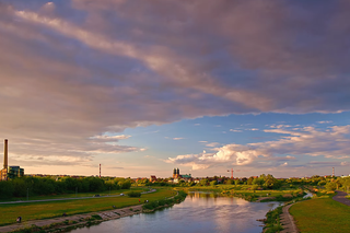 Mnóstwo śmieci nad Wartą. Dlaczego miasto nie ustawiło dużych kontenerów? 