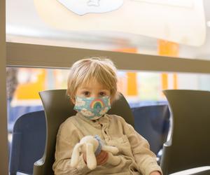 Ojciec uderzył 4-latka drzwiami. Szpital odmówił zbadania dziecka i odesłał 60 km dalej