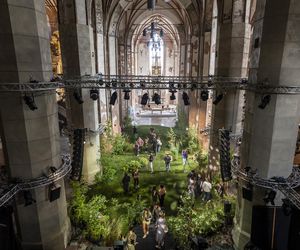 We wnętrzu gotyckiej świątyni pojawiło się 170 m² trawnika