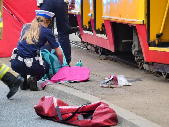 Tragiczny wypadek na rondzie de Gaulle'a w Warszawie. 11-letnia Ukrainka potrącona przez tramwaj. Dziewczynka walczy o życie