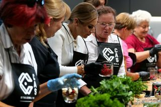 Marta Nawrocka śpiewała i gotowała z seniorami w Stalowej Woli