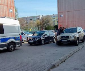 Dwulatka uwięziona w rozgrzanym aucie. Policjanci wybili szybę, by uratować dziecko