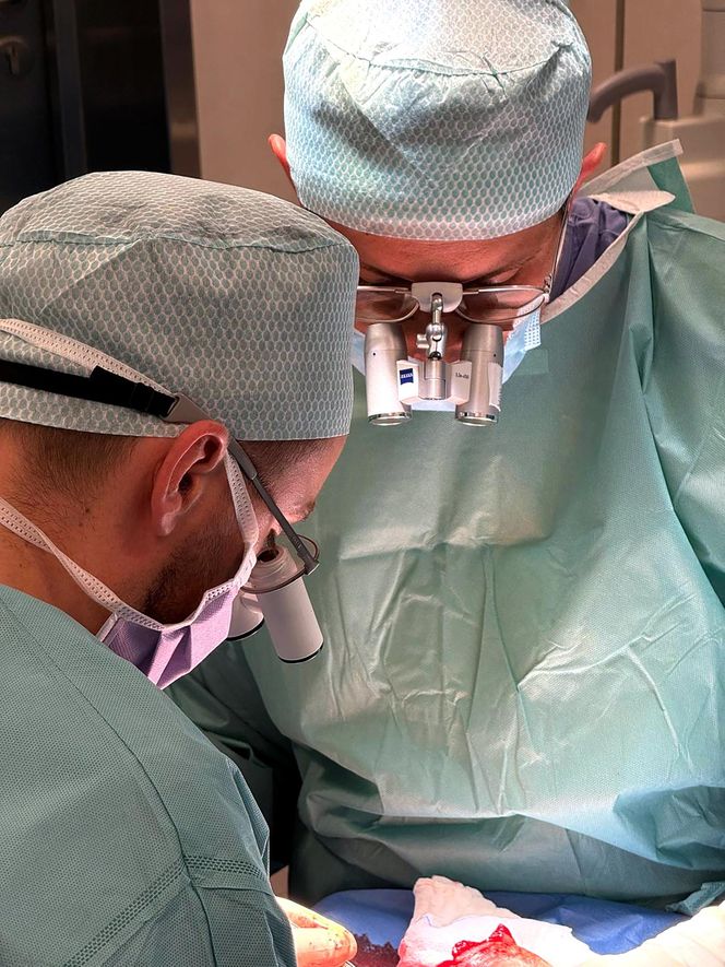 Lekarze z 5 Wojskowego Szpitala Klinicznego w Krakowie przyszyli oderwany kciuk panu Wojciechowi