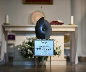 Wzruszający pogrzeb Zdzisława Tobiasza. Trumna aktora tonęła w kwiatach. Był dobrym człowiekiem
