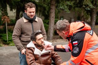 Na sygnale odc. 696. Nowy (Kamil Wodka), Wiktor Banach (Wojciech Kuliński), Luigi (Saverio Fabbri)