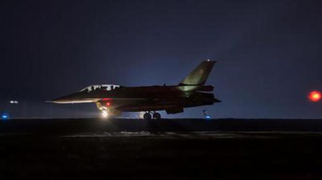 Ktoś próbował oślepić pilota F-16! Wiązka lasera trafiła w wojskowy samolot podczas lądowania