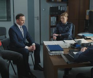 M jak miłość odc. 1878. Dominik Walat (Bartosz Surówka), prawnik, Natalka (Dominika Suchecka), Adam Karski (Patryk Szwichtenberg)