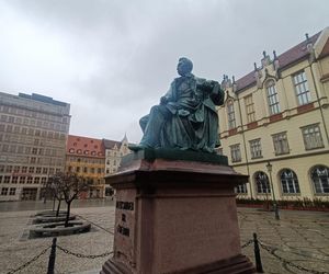 Znów wyrwali pióro Fredry i szpadę Szermierza we Wrocławiu. Wandale uwielbiają te pomniki