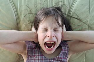 Psycholog radzi, co mówić, gdy dziecko rzuca nie słucham cię. Niby takie pitu-pitu a działa 