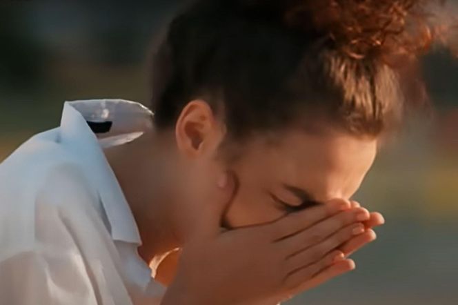 Piłka z całym impetem uderzy Nanę w twarz! 