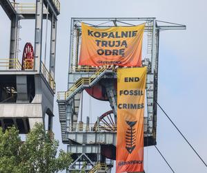 Ruda Śląska: Aktywiści z Greenpeace przywiązali się do szybu kopalni Bielszowice. To protest przeciwko zatruwaniu wód