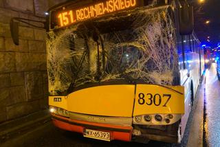 Koszmarny wypadek na Trasie Łazienkowskiej. Zderzenie miejskich autobusów. Są ranni [ZDJĘCIA]