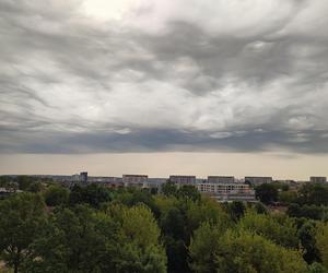 Nawałnice przechodzą przez Polskę. Ciemne chmury nad Białymstokiem