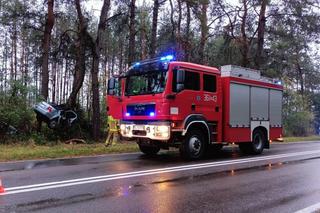 Stare Konopki. Volkswagen wbił się w drzewo. 25-latek nie miał szans. Tragiczny wypadek