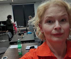 Dominika Ostałowska na próbach spektaklu w Teatrze Studio