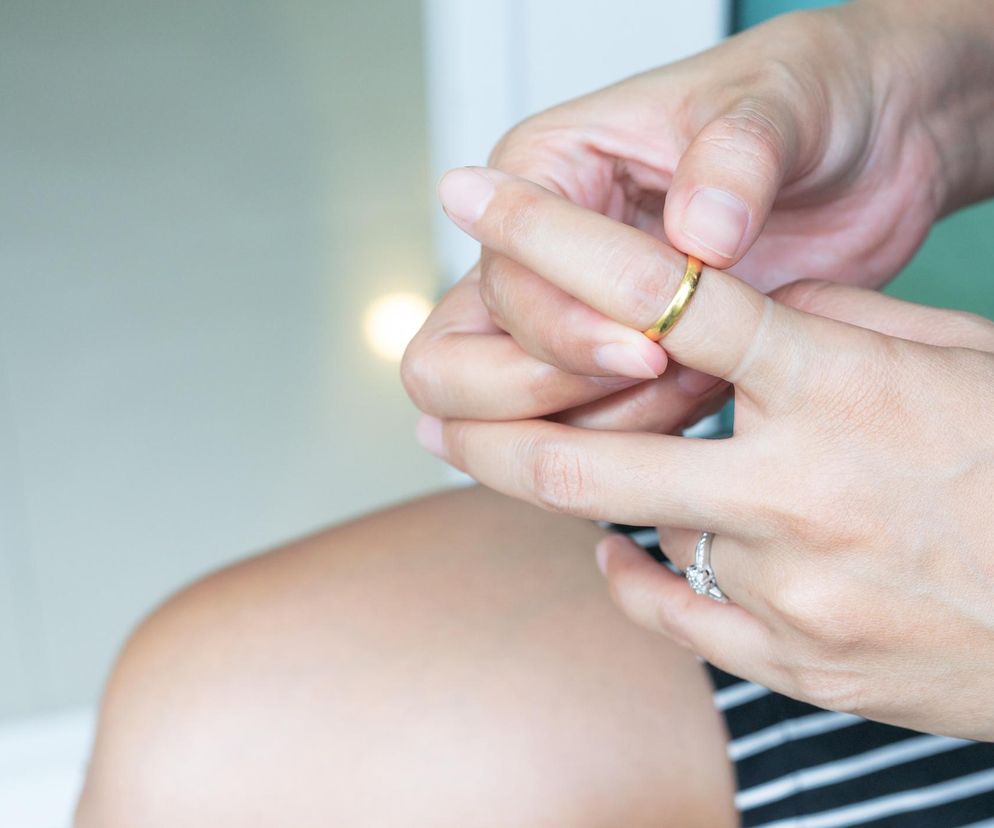 Worki pod oczami, za ciasny pierścionek? Za te objawy odpowiada uwielbiany składnik diety  