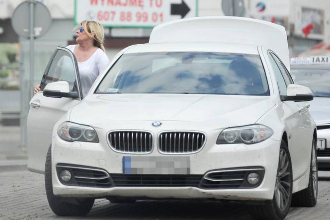 Beata Kozidrak w białym BMW serii 5