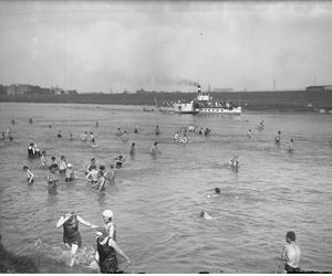 Plażowicze podczas kąpieli. W tle widoczny statek parowy. Zdjęcie zrobione w 1927 roku 