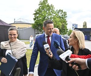 Wielkie wejście Trzaskowskiego do TVP. Zdjęcia uchwyciły każdy krok