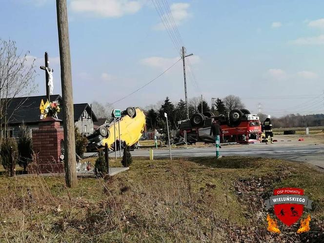 Strażacy jechali do pożaru, na akcję jednak nie dotarli. Masakra busa z wozem strażackim [FOTO]