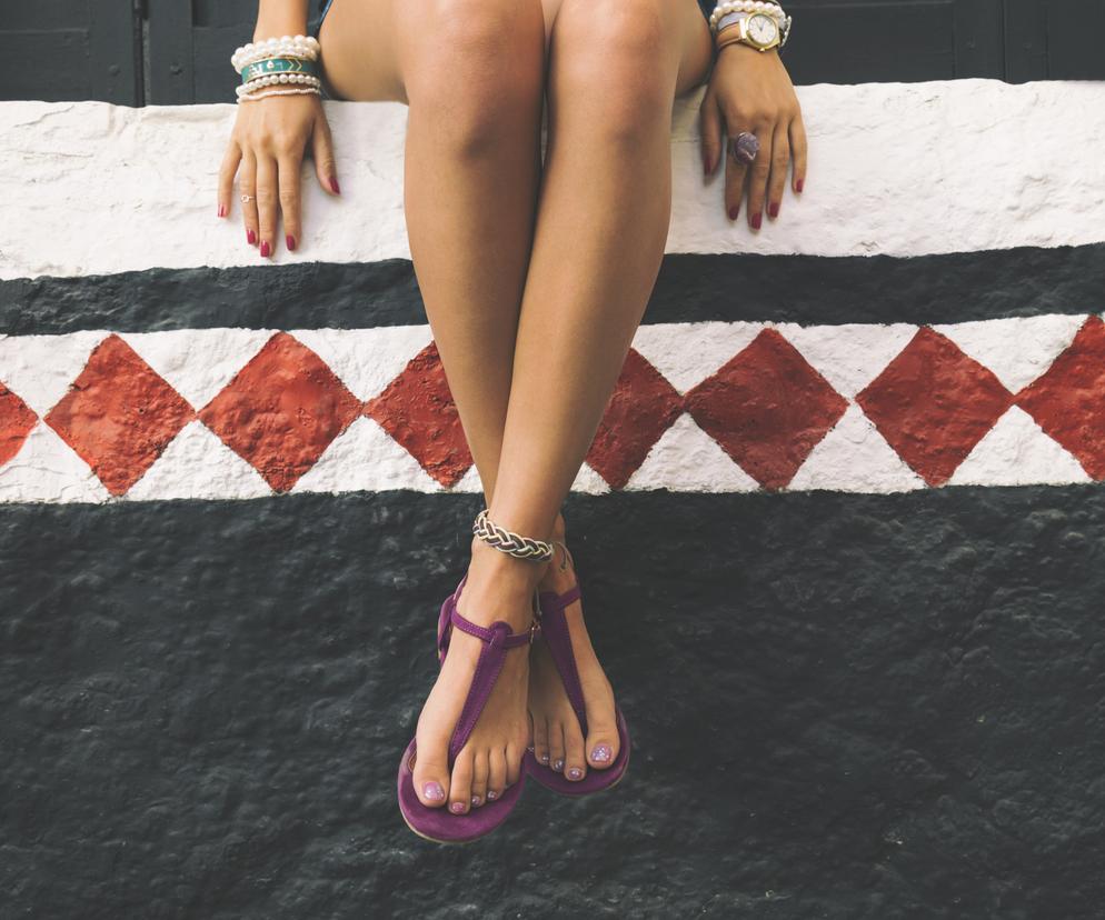 Piękne kobiece stopy w sandałkach 