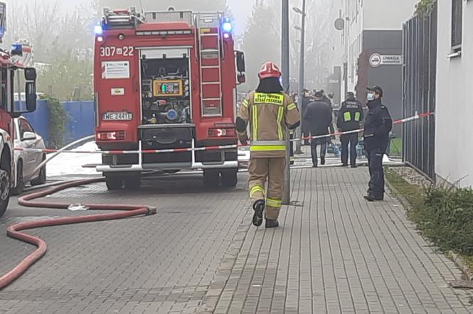 Górczewska: zapalił się samochód w garażu podziemnym. Na miejscu 45 strażaków