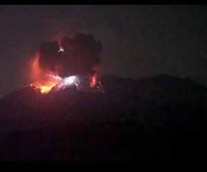 Wielki wybuch wulkanu! Słup dymu ma ponad 4 kilometry, władze ostrzegają